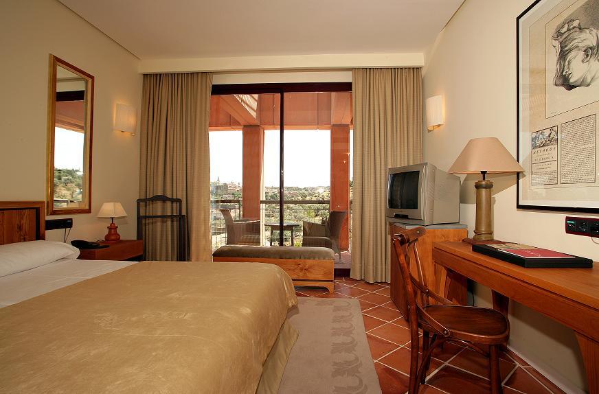 Hotel Cigarral El Bosque Toledo Exterior photo A room at the hotel